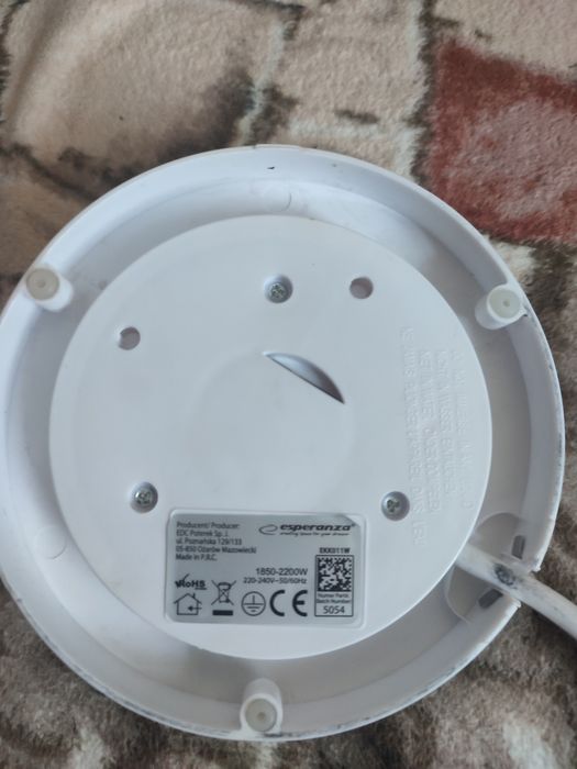 Електрочайник Еsperanza. На деталі (зламана кришка)