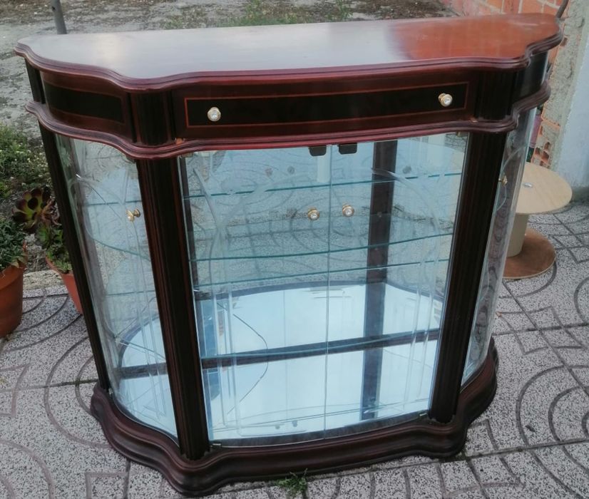 Vendo móvel para decoração, e também arrumação.