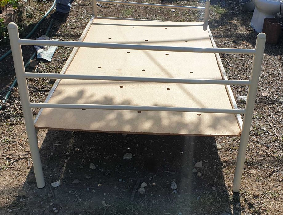 Cama de solteio com estrado e colchão