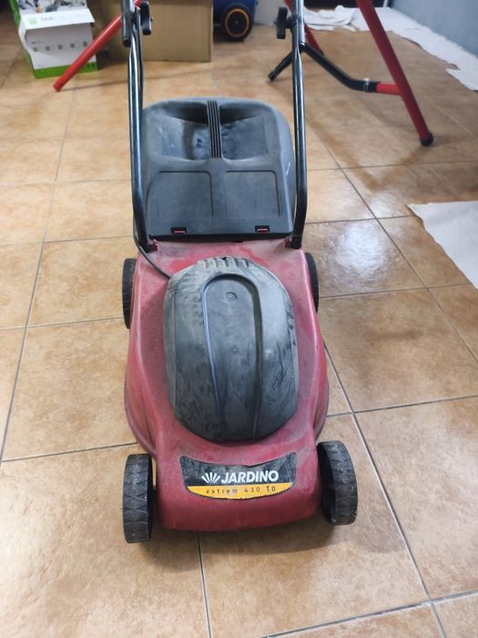 Corta-relva elétrico Jardino Extrem 430 TD – 1300W – A funcionar