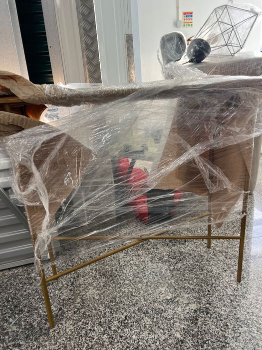 Consola em mármore preto e acabamentos dourados