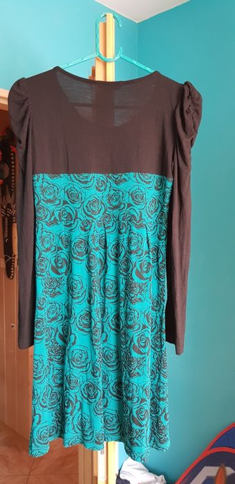 Sukienka w róże z bufkami