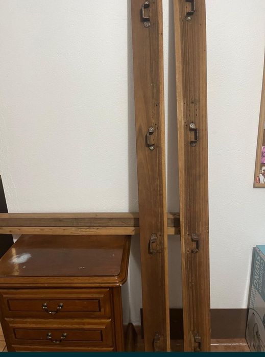 Cama de solteiro e mesa de cabeceira