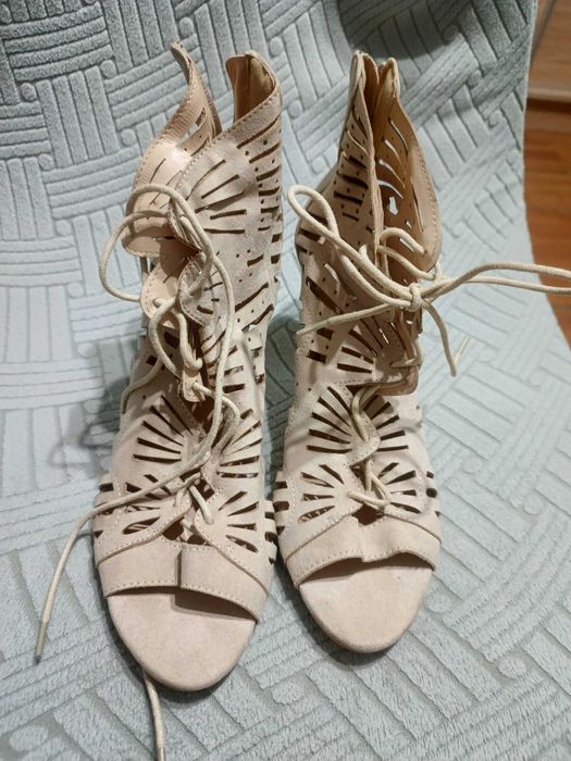 Beżowe ażurowe sandały na szpilce