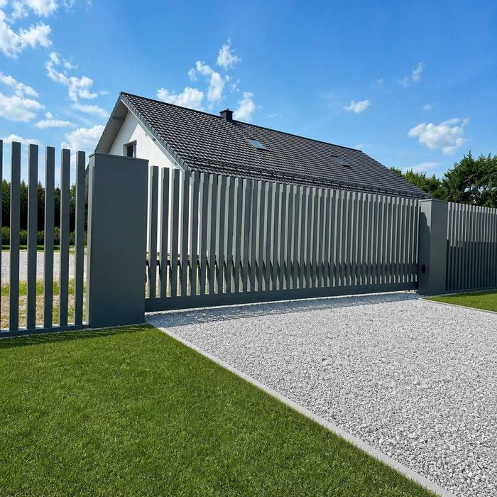 ogrodzenie grzebieniowe aluminiowe pionowe profile mur betonowy L