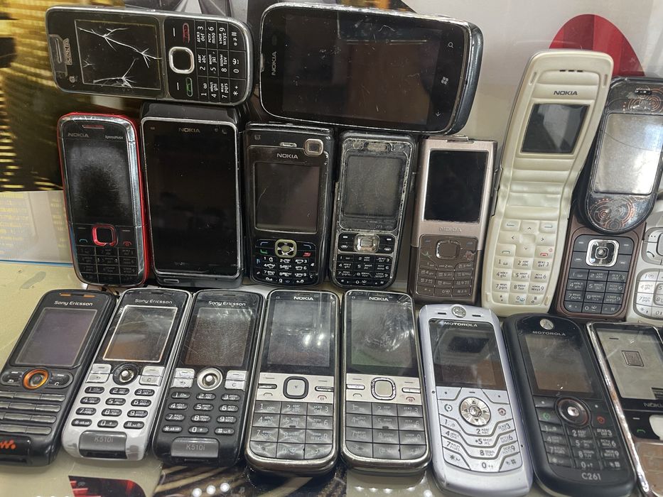 Кнопочні телефони на оновлення та запчастини