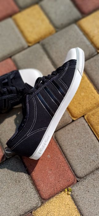 Кеди з текстилю Adidas.