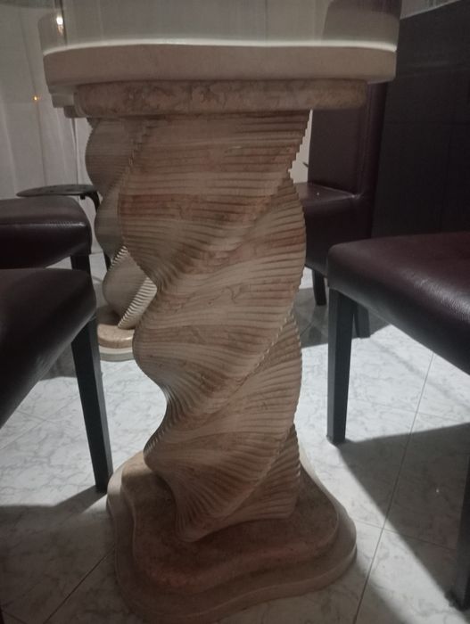 Mesa em vidro com bases de marmore