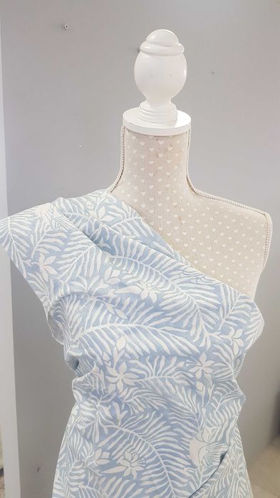 Manequim estofado, pés brancos