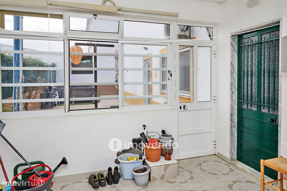 Andar de Moradia T2, com pátio generoso e garagem, em Évora