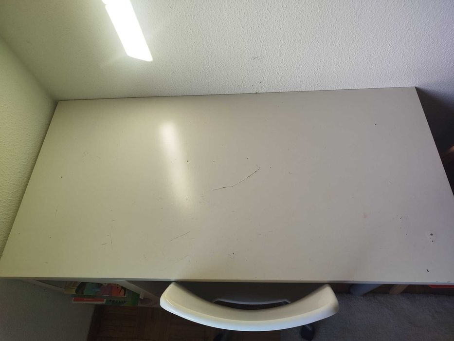 Secretaria e cadeira IKEA