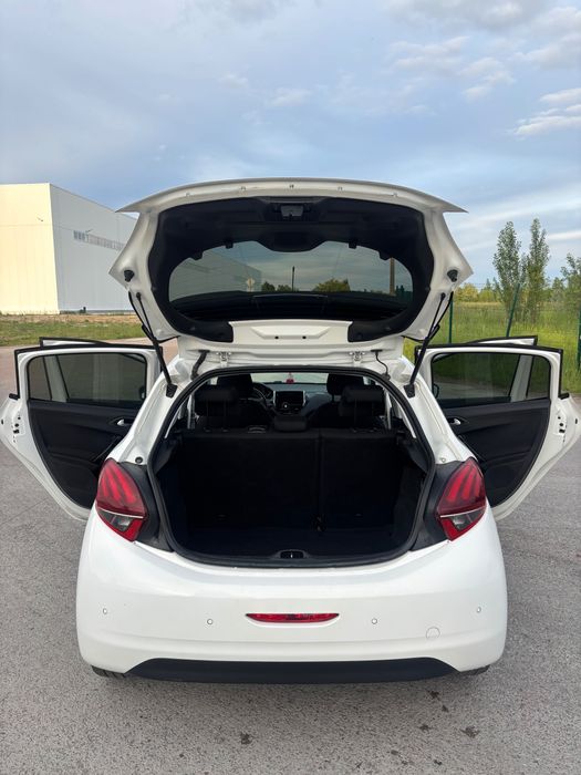 Продаю авто Peugeot 208 2016