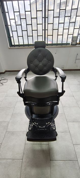 Cadeira de barbeiro  nova ,comprada e usada 3 meses ,sem danos  .