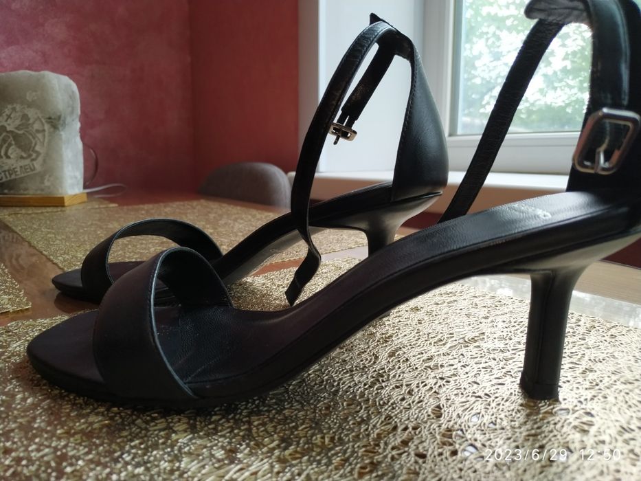 Кожаный босоножки 39 размер.