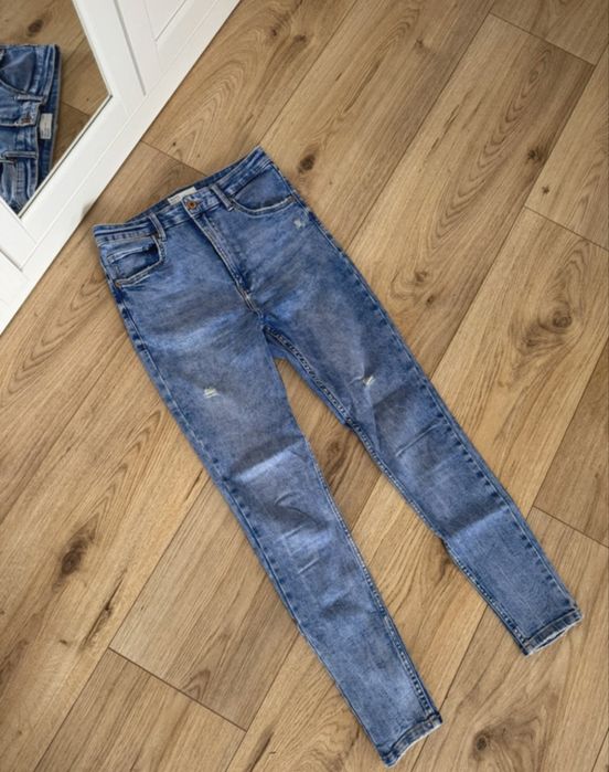Spodnie dżinsy z wysokim stanem Bershka