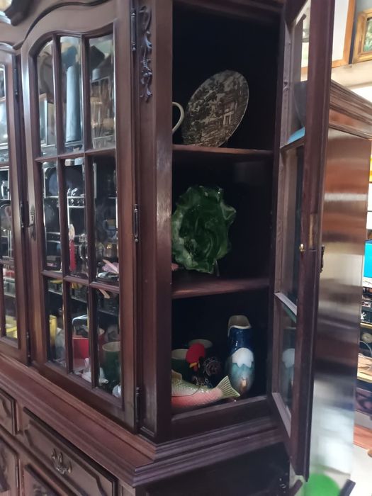 Grande móvel com vitrine para salão