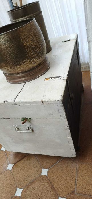 Mala antiga em madeira pintada de branco – peça decorativa e funcional