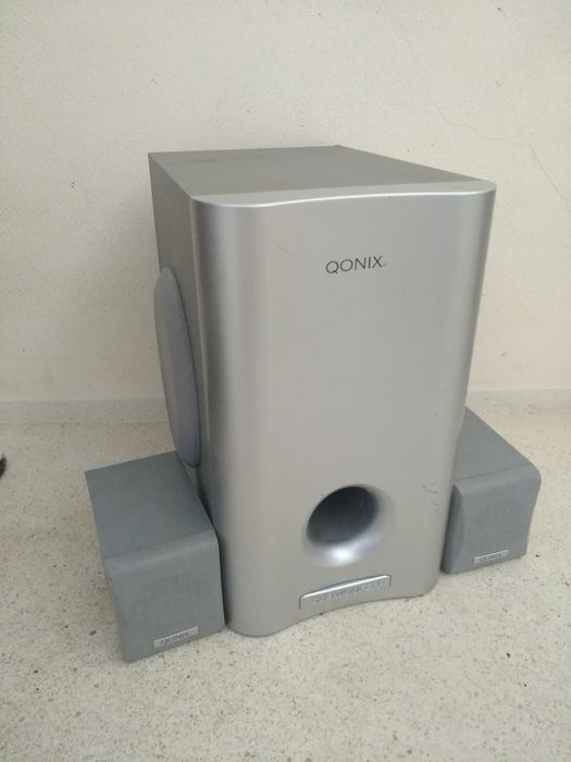 Subwoofer marca QONIX mais duas colunas, muito bom som, exemplar estado 
Dá para aplicação no carro