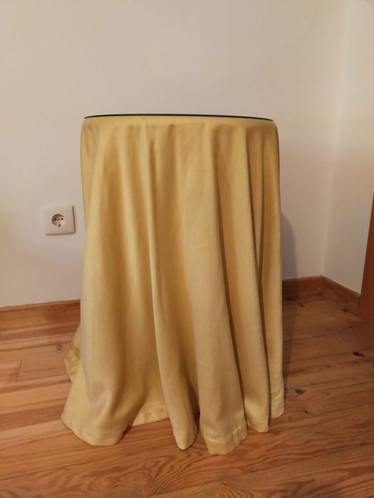 Camilha redonda em madeira.