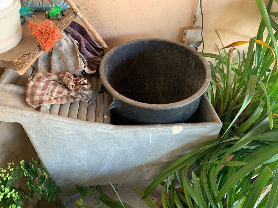 Casota de cão e tanque de roupa