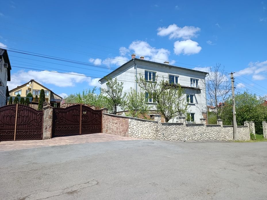 Продам будинок біля спорбази гарний краєвид.Навпроти Галицький ботаніч