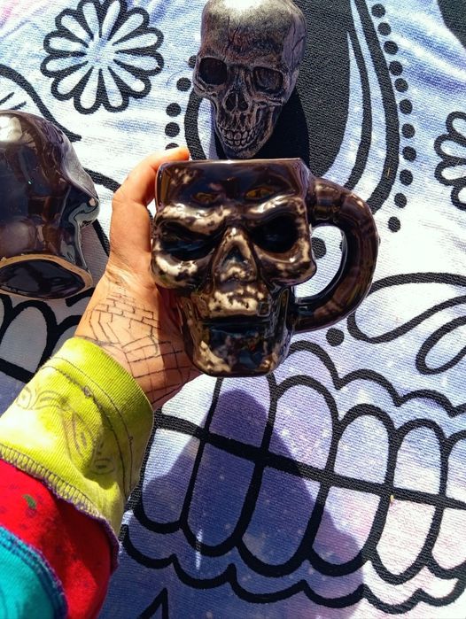 Conjunto caveiras – 2 canecas + caveira decorativa