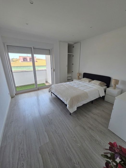Quarto casal para arrendar em casa remodelada Monte Abraão