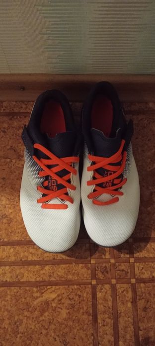 Бутси футбольні.