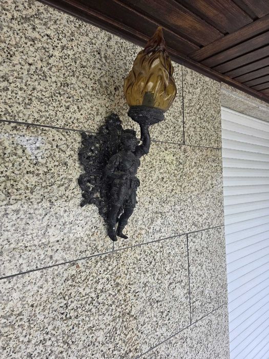 Candeeiros exteriores em bronze (3)  e dois interiores