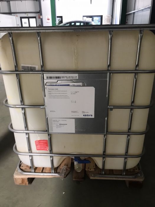 Depositos 1000 litros com gradeamento á volta utilizáveis para vários fins