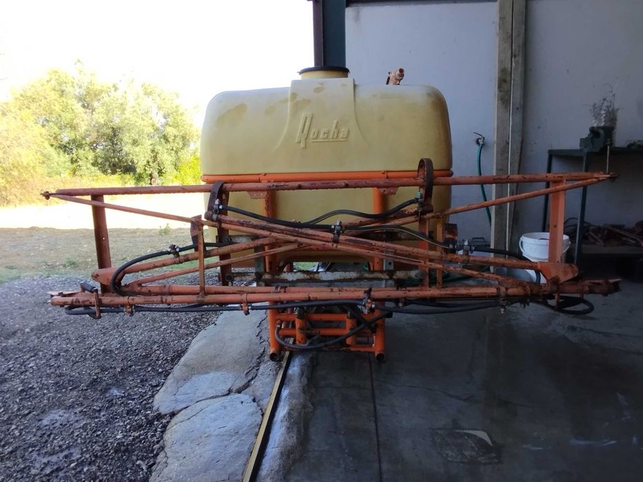 Pulverizador  / atomizador marca Rocha de 500 litros com barras