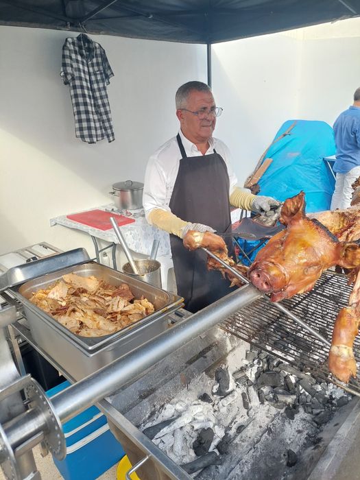 Porco no espeto do Zé Caveiro