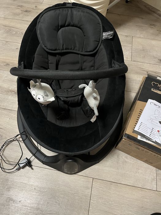 Новий Заколисуючий центр MoMi Kenani Onyx