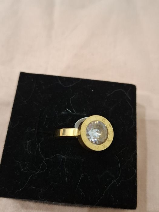 Anel dourado com brilhante e números romanos em Aço Novo