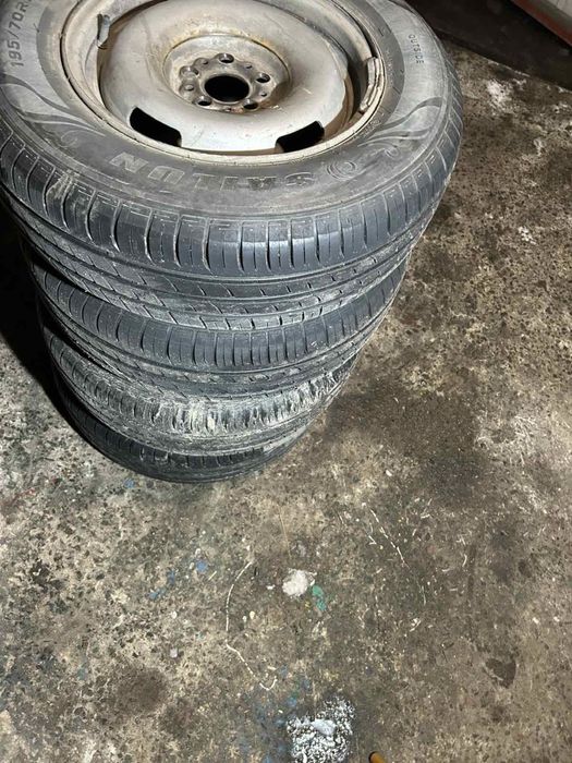 Продам майже нові шини з дисками