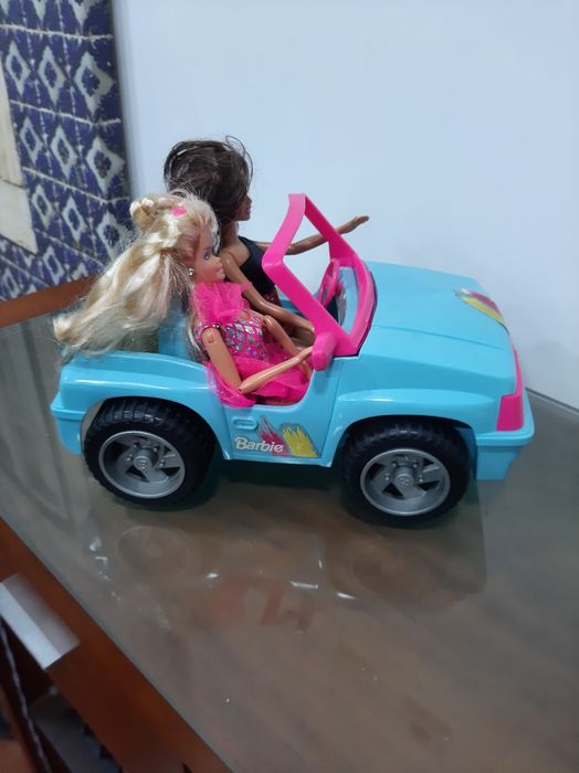 Carro barbie, com barbies.