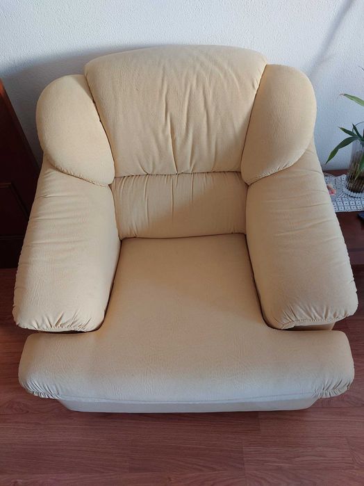 Sofá amarelo em cortisane em bom estado