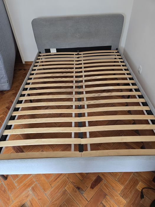 Cama casal em ótimo estado.