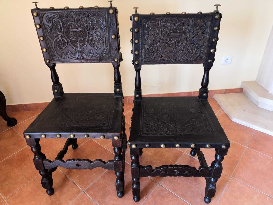 Antiguidades - Vendo Conjunto Cadeiras Couro Preto Séc. XVII