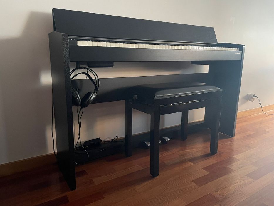 Piano Roland F-140R