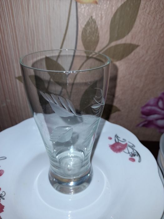 Продам фарфоровые столовые тарелки