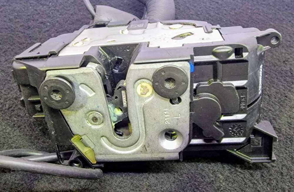 Fechadura / Fecho Porta Trás Esquerdo 825030002R - RENAULT MEGANE III Hatchback