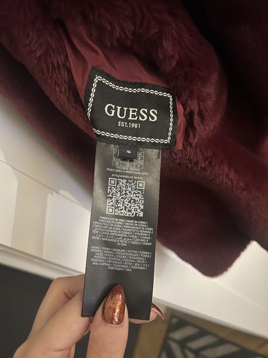 Bordowe futro marki GUESS