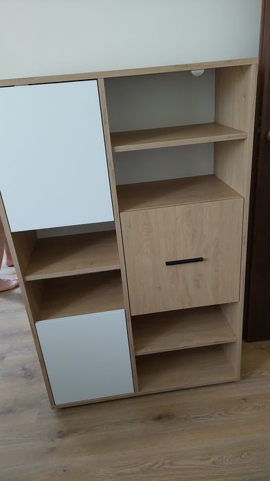 Стелаж з відкритими та закритими поличками