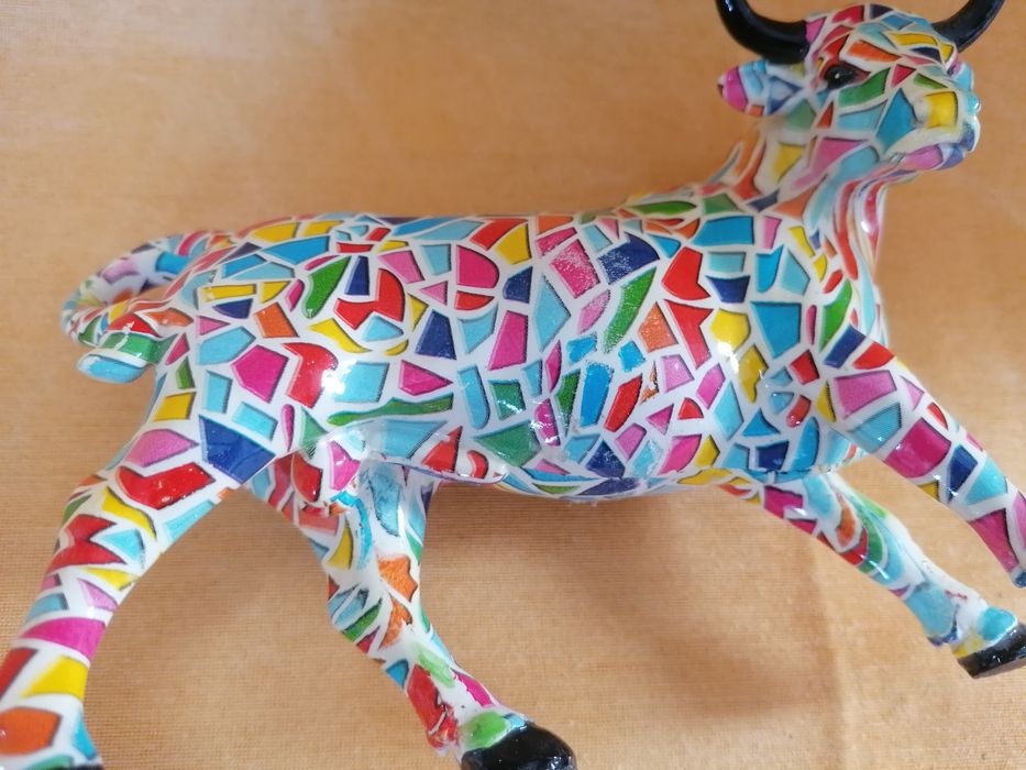 Estatueta de touro em mosaico