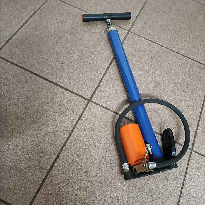Pompka tłokowa ręczna.
