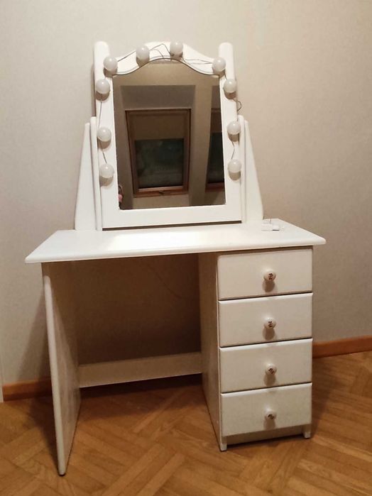 Biała toaletka z lustrem, sosna