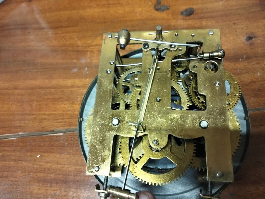 Stary zegar ścienny A6 do regulacji