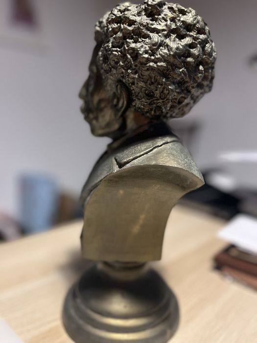 Replica do busto do Dr. Sousa Martins, Bordallo Pinheiro