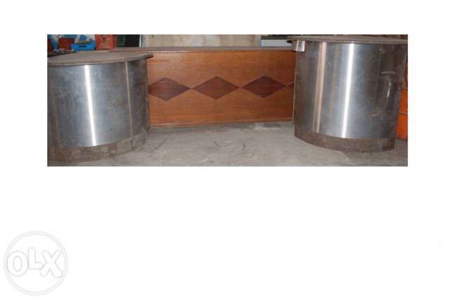 Balcão madeiras com cantos em inox e tampo de mármore